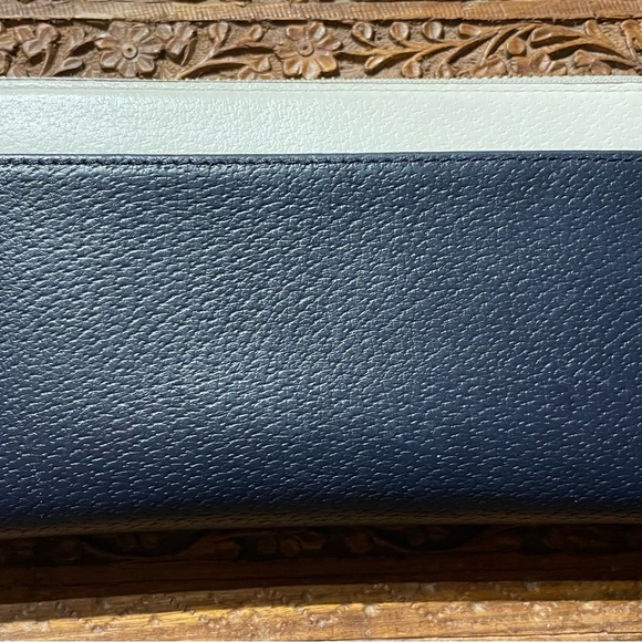 Kate Spade wallet, zipper enclosure - Picture 3 of 16